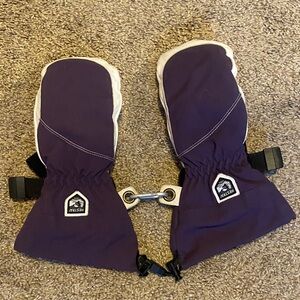 Hestra heli Mittens in Deep Purple and White